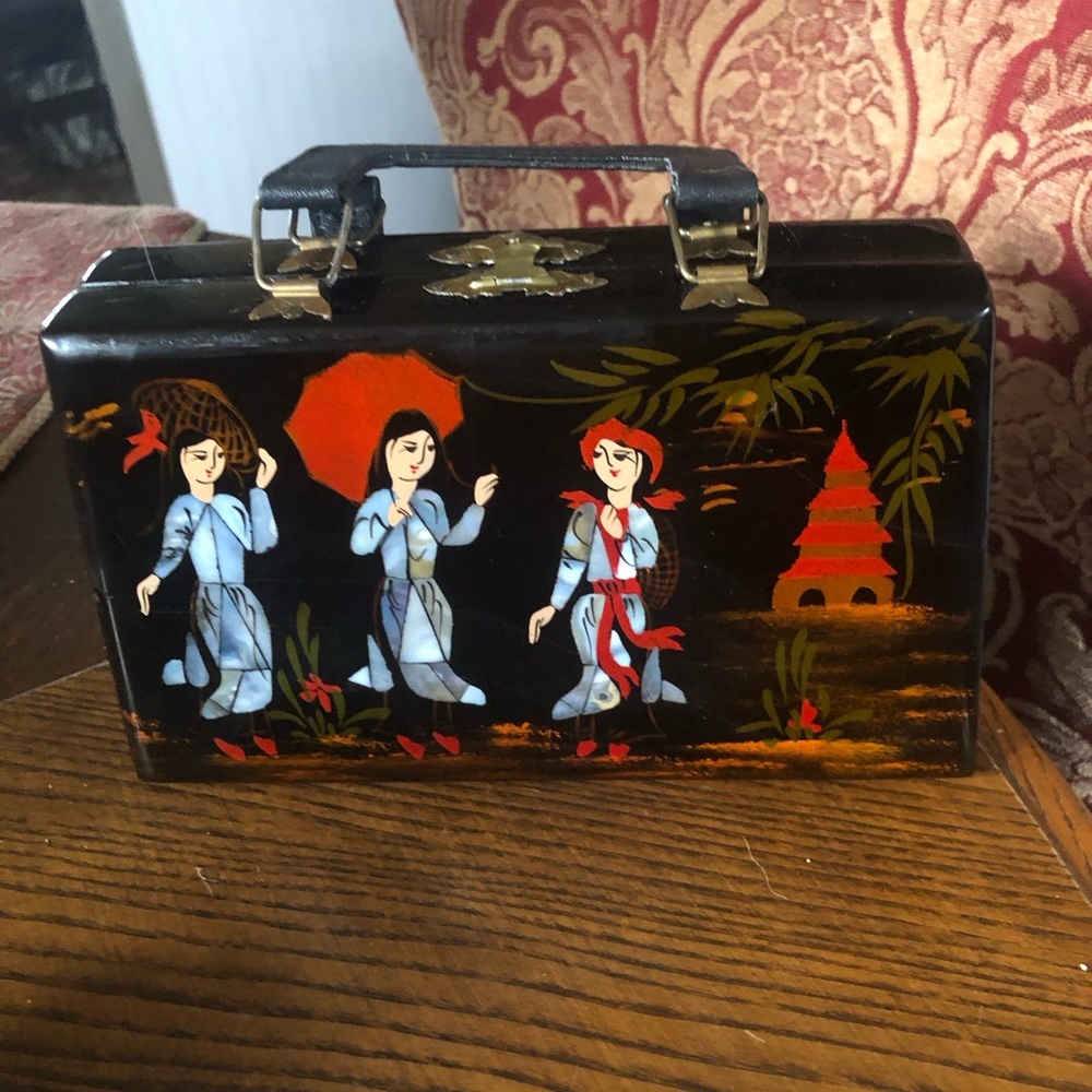 Vintage Black Lacquer Hand-Painted Box Purse with Inlaid MOP - Picture 5 of 16